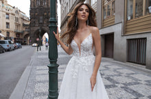 Load image into Gallery viewer, Selesta Wedding Dress By Katy Corso
